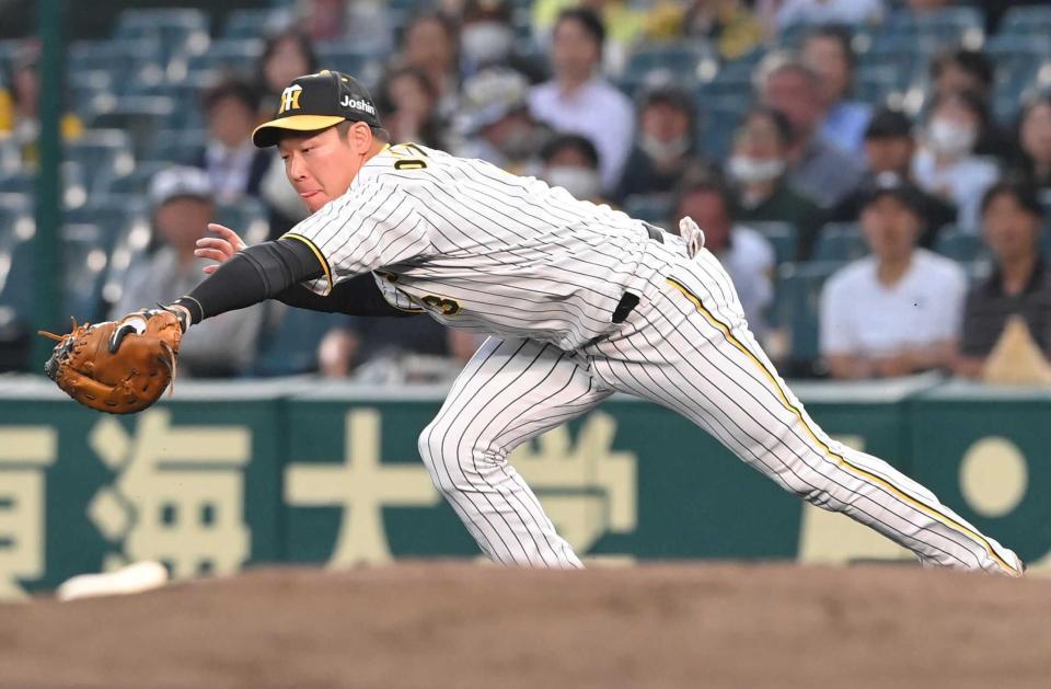 　４回、ポランコの打球を好捕する大山