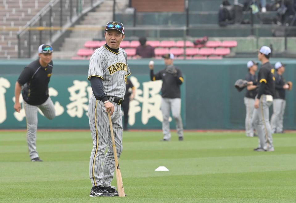 　試合前、ナインの練習を見守る岡田監督（手前）＝撮影・高部洋祐