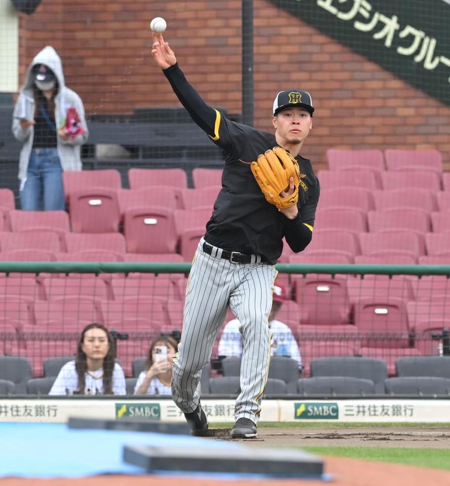 　試合前、ノックを受ける佐藤輝（撮影・高部洋祐）