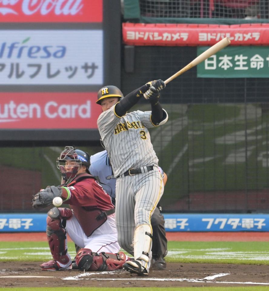 　１回、中前へ先制適時打を放つ大山（撮影・立川洋一郎）