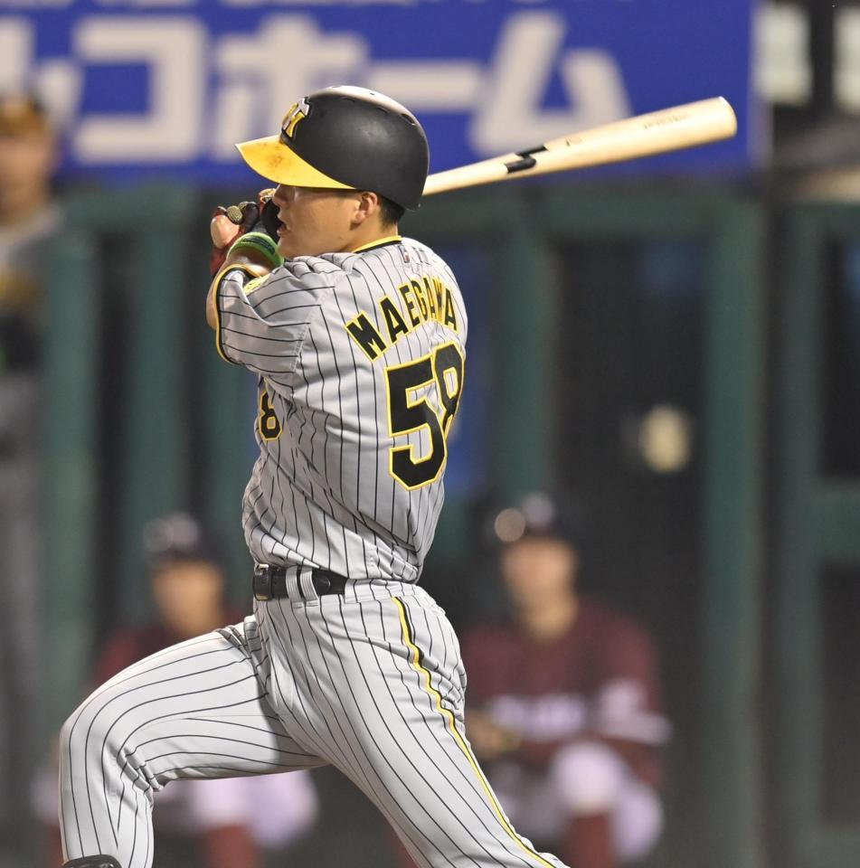 　７回、右前打を放つ前川（撮影・西岡正）