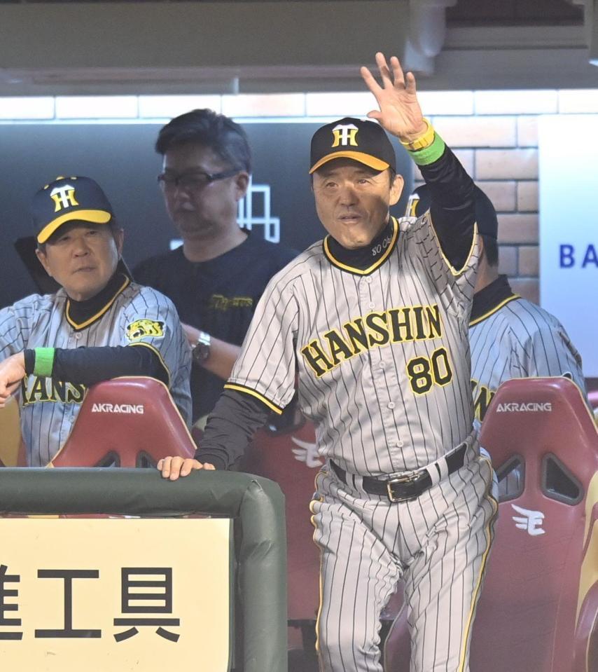 ９回、代打を告げる阪神・岡田彰布監督＝楽天モバイルパーク宮城（撮影・西岡正）