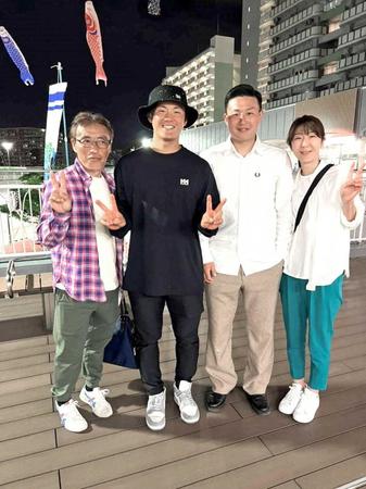 　（左から）父・栄二さん、右京、兄・夏輝さん、母・敦子さん（家族提供）