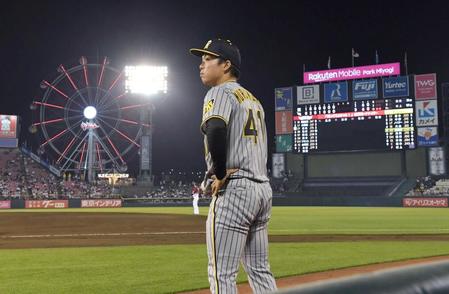 　８回、味方の反撃を信じ投球練習を続ける村上（撮影・高部洋祐）