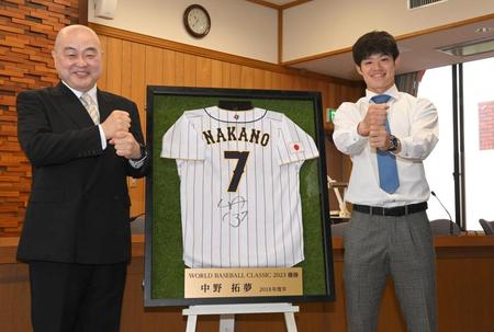 　侍ＪＡＰＡＮのユニホームと共に「ペッパーミルポーズ」を決める千葉公慈・東北福祉大学学長（左）と中野（撮影・高部洋祐）