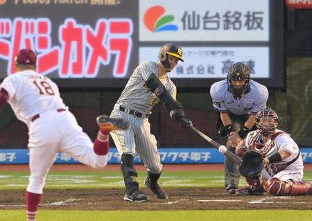 　３回、右中間へ先制となる走者一掃の適時三塁打を放つ佐藤輝（撮影・立川洋一郎）
