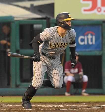 　３回、先制の満塁走者一掃打を放つ佐藤輝（撮影・高部洋祐）