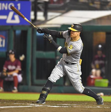 　５回、中越え三塁打を放つ佐藤輝（撮影・西岡正）