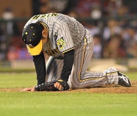 　６回、投球時にバランスを崩し、ひざをつく西勇（撮影・高部洋祐）