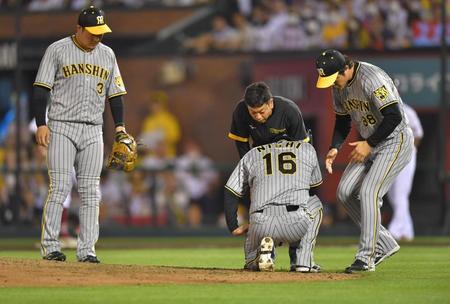 　６回、バランスを崩し、倒れ込む西勇（中央）＝撮影・西岡正