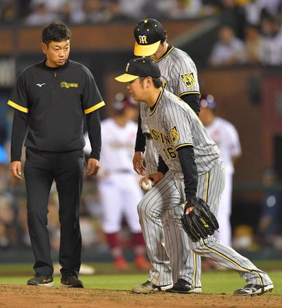 　６回、倒れ込んだ後、足を気にする西勇（撮影・西岡正）