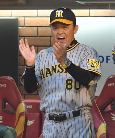 　３回、佐藤輝の先制三塁打に拍手する岡田監督（撮影・西岡正）