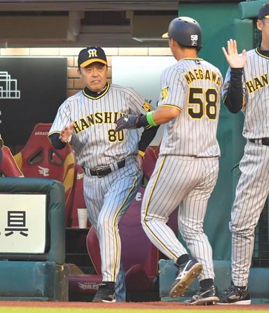 　３回、佐藤輝の先制三塁打で生還した前川（右）を迎える岡田監督（撮影・西岡正）