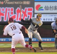 　３回、右中間へ先制となる走者一掃の適時三塁打を放つ佐藤輝（撮影・立川洋一郎）