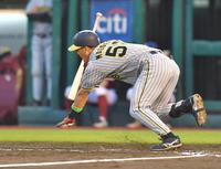 　３回、二塁内野安打を放ち、つまずく前川（撮影・西岡正）