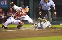 　５回、小幡のスクイズで生還する梅野（右）＝撮影・西岡正