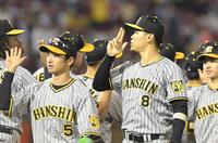 　楽天に勝利し、ミエセス（左端）とポーズを決める佐藤輝（撮影・高部洋祐）