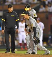 　６回、倒れ込んだ後、足を気にする西勇（撮影・西岡正）