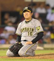　６回、投球時にバランスを崩し、険しい表情を見せる西勇（撮影・高部洋祐）