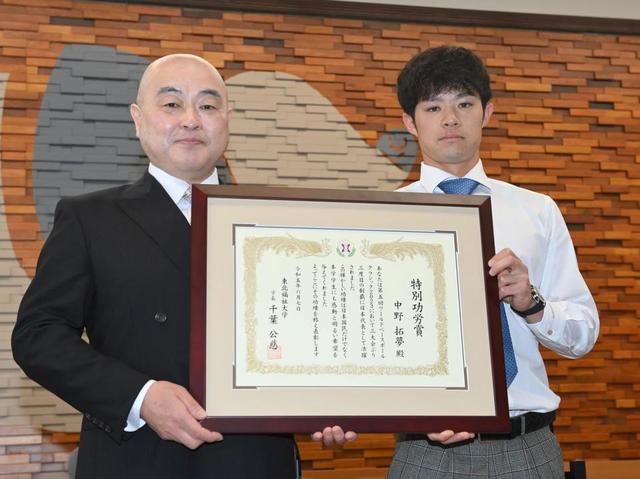 【写真】母校学長とペッパーミルポーズを決める中野クン ちょっとぎこちない!?