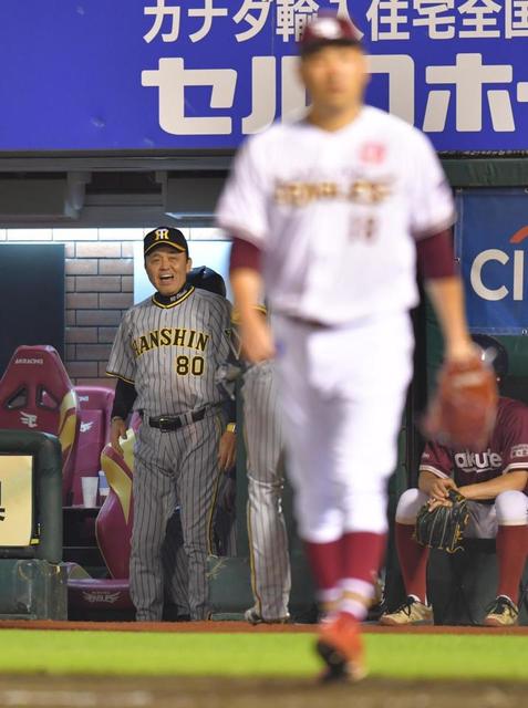 小幡のスクイズ成功に岡田監督が大喜び ベンチの前に身を乗り出す