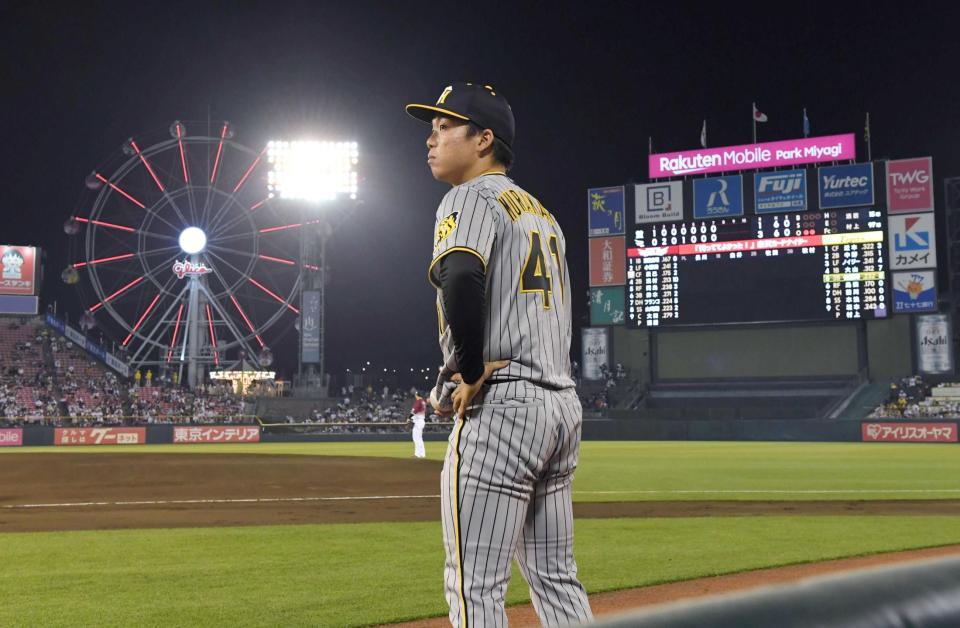 　８回、味方の反撃を信じ投球練習を続ける村上（撮影・高部洋祐）