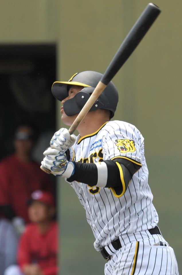 　４回、ソロを放つ原口（撮影・北村雅宏）