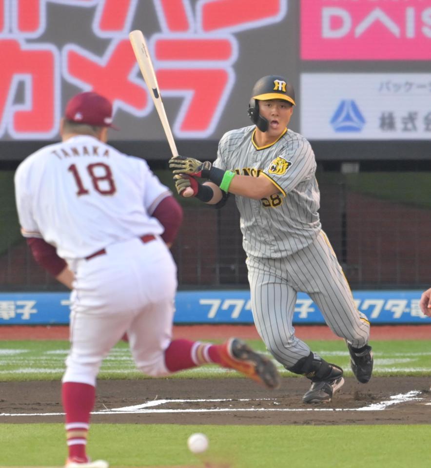 　１回、田中将（１８）から中前打を放つ前川（撮影・立川洋一郎）