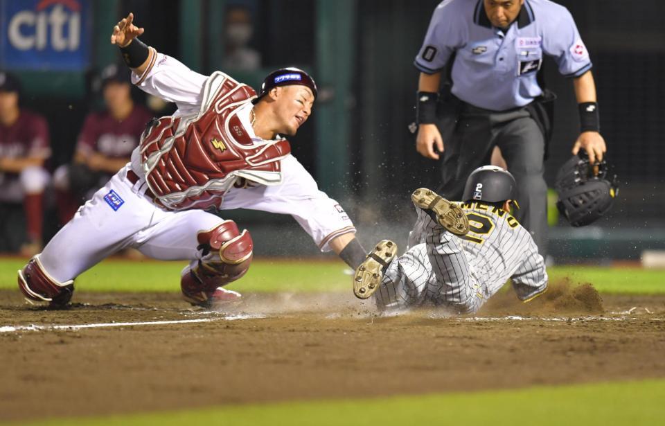 　５回、小幡のスクイズで生還する梅野（右）＝撮影・西岡正
