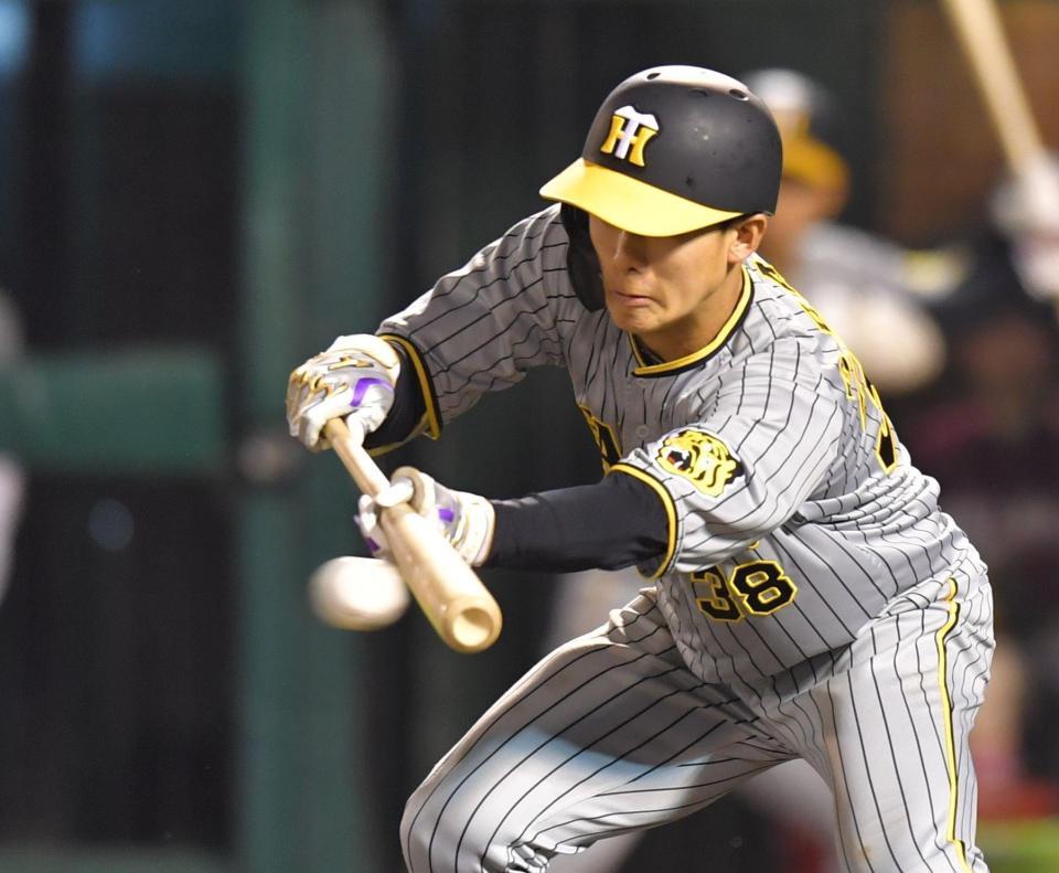 　５回、スクイズを成功させる小幡（撮影・西岡正）