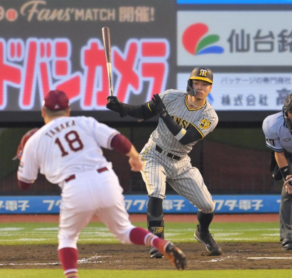 　３回、右中間へ先制となる走者一掃の適時三塁打を放つ佐藤輝（撮影・立川洋一郎）