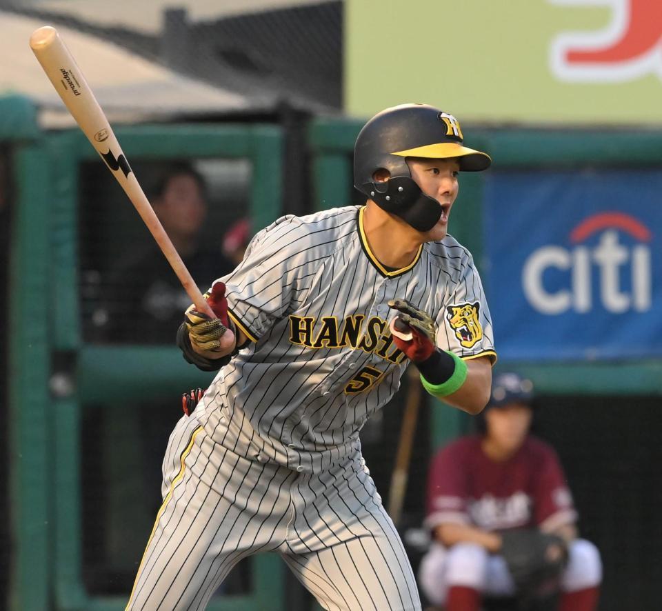 　３回、内野安打を放つ前川（撮影・高部洋祐）