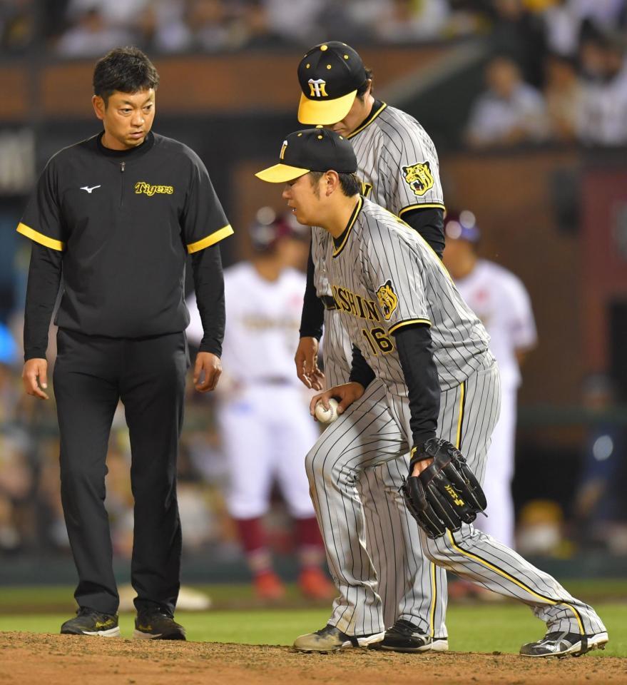 　６回、倒れ込んだ後、足を気にする西勇（撮影・西岡正）