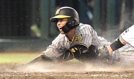 　５回、小幡のスクイズで生還する梅野（撮影・高部洋祐）