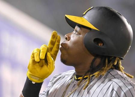 　７回、４号ソロを放ち、投げキッスするミエセス