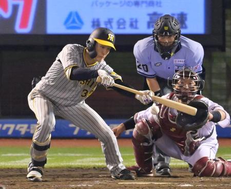 　５回、セーフティースクイズを成功させる小幡（撮影・立川洋一郎）