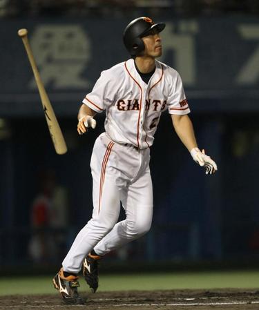 　八回、小笠原は右越えに勝ち越しアーチを放つ＝０８年