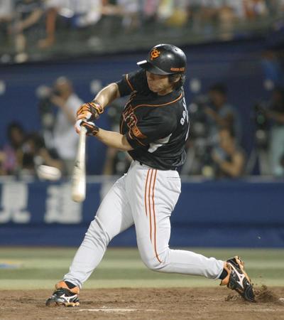 　九回、ホリンズの代打・小笠原が中前タイムリーを放つ＝０７年