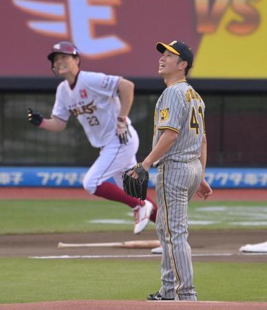 　ＯＢ対決で対戦する上園氏（手前）と聖澤氏（撮影・立川洋一郎）