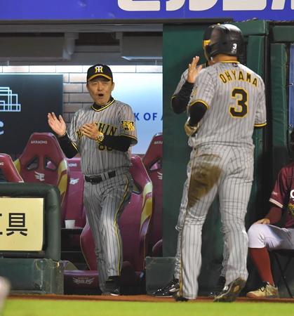 　８回、渡辺諒の中犠飛で生還した大山（右）を迎える岡田監督（撮影・西岡正）