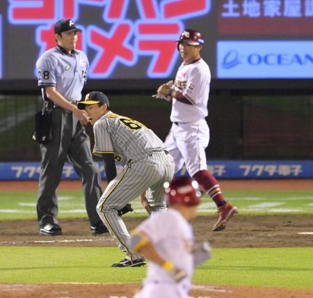 　９回、小深田（手前）に逆転サヨナラ３ランを浴びて肩を落とす湯浅（撮影・立川洋一郎）