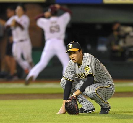 　９回、小深田に逆転サヨナラ３ランを打たれ、グラウンドにしゃがみ込む湯浅（撮影・高部洋祐）