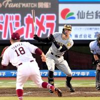 　３回、田中将（１８）から走者一掃の先制適時三塁打を放つ佐藤輝（撮影・立川洋一郎）