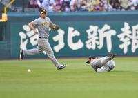 　１回、浅村の打球を近本が捕れず、先制点となる（撮影・西岡正）