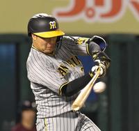 　８回、適時二塁打を放つ大山（撮影・高部洋祐）