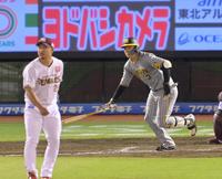 　８回、右中間へ適時二塁打を放つ大山（撮影・立川洋一郎）