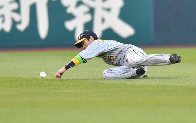 【写真】初回は阪神がミス　近本　捕球できずにキック　ボール転々で失点