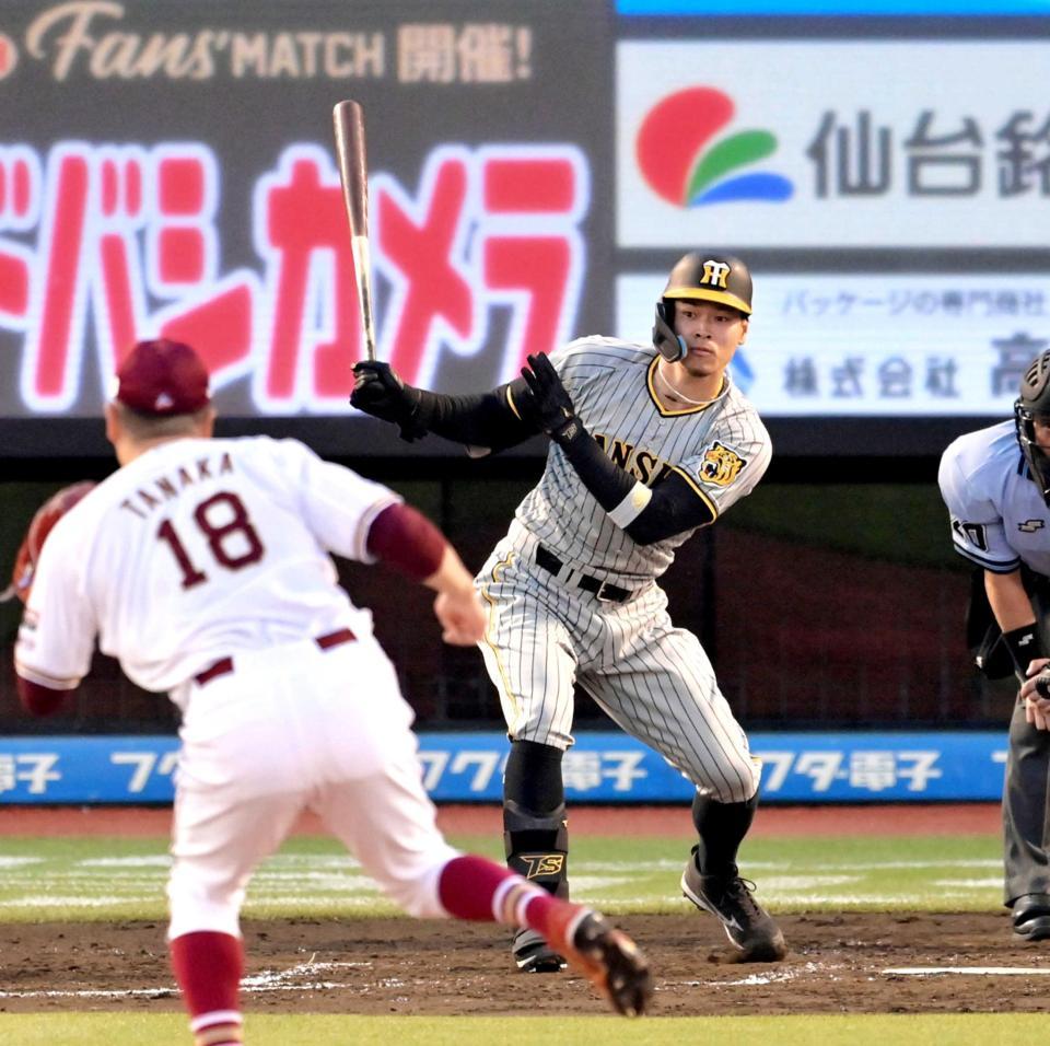 　３回、田中将（１８）から走者一掃の先制適時三塁打を放つ佐藤輝（撮影・立川洋一郎）