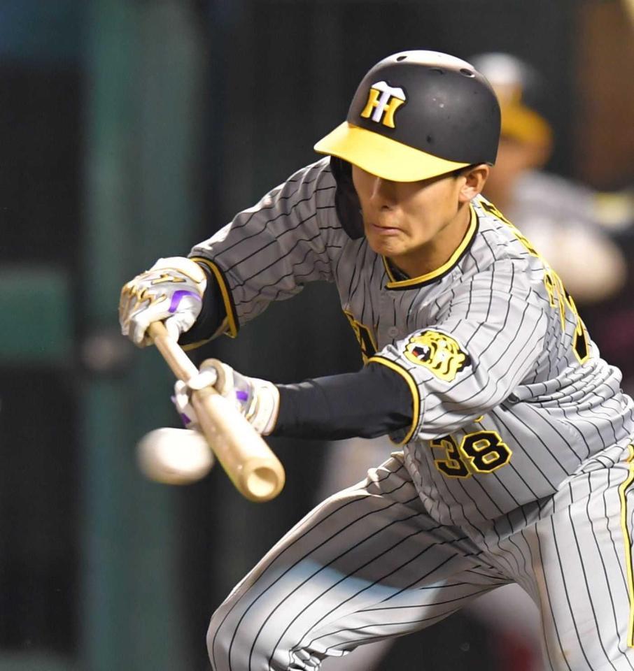 　５回、スクイズを決める小幡