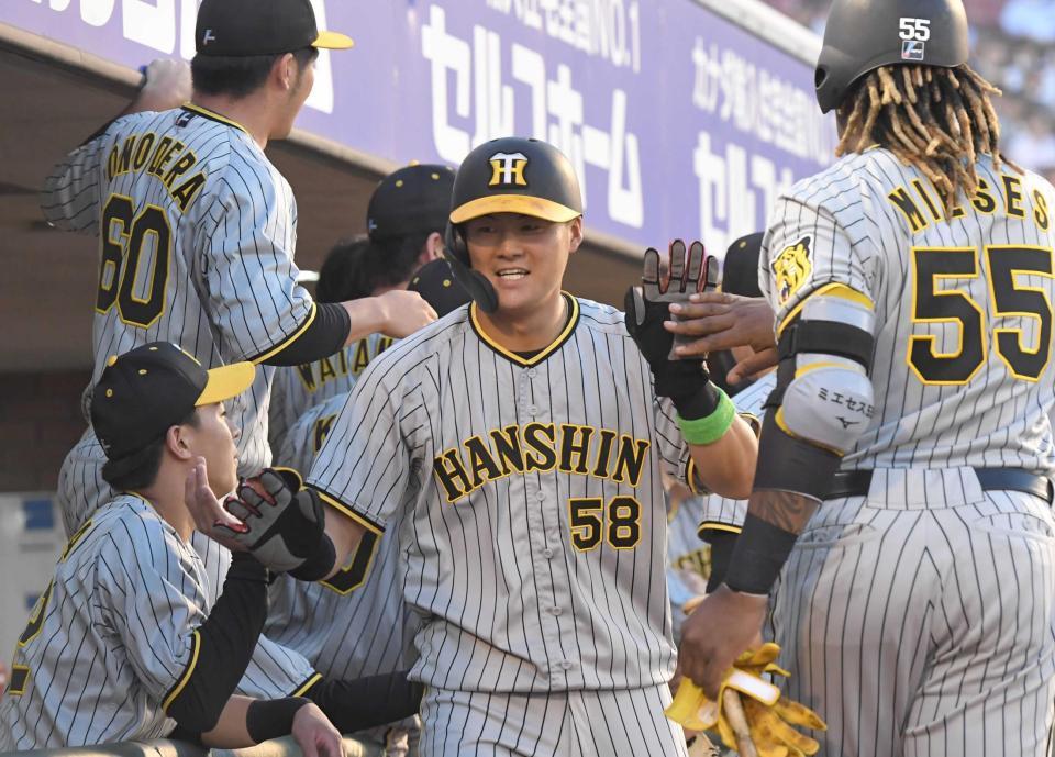 　３回、ナインとタッチを交わす前川（中央）＝撮影・高部洋祐